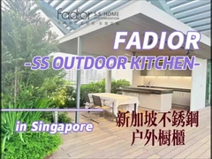 Minimalistische Küchenschränke aus Edelstahl mit schwarzen Quarz-Schreibtischen