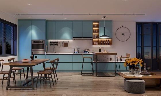 Ein lebendiger Küchenschrank im europäischen Stil mit schlankem Design und kühnen blauen Türen