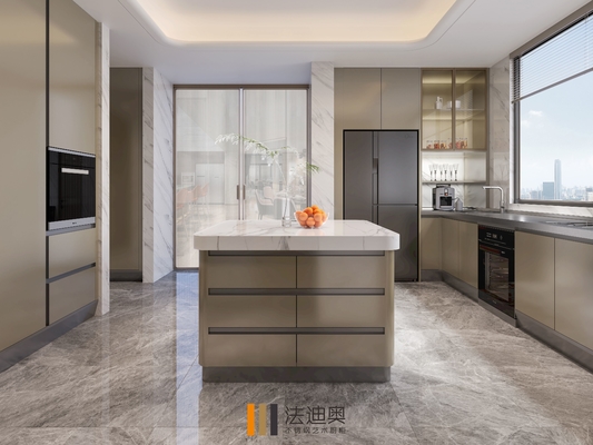 Ein moderner Küchenschrank mit Mica-Brown-Finix und Central Square Island.